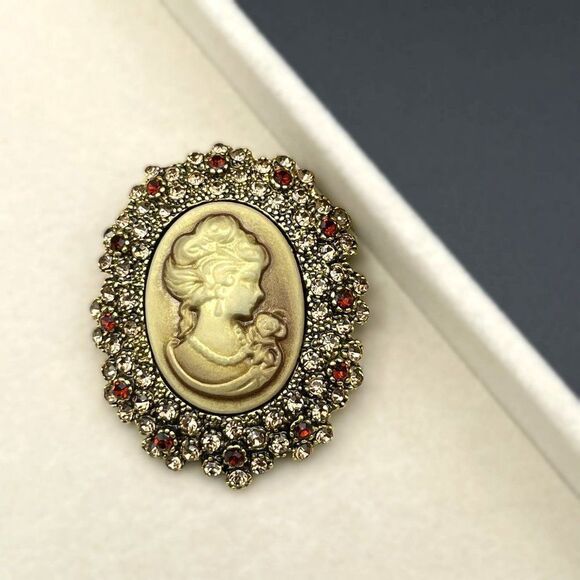 Yellow Gold with Champagne Topaz Crystal Victorian Lady Cameo Pin Back Brooch - Picture 4 of 7